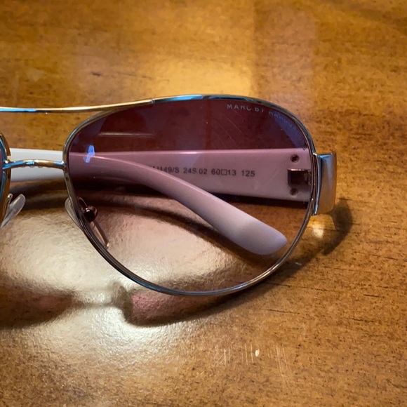 Marc Jacobs Aviators Sunglasses white w gold logo EUC - Picture 8 of 8